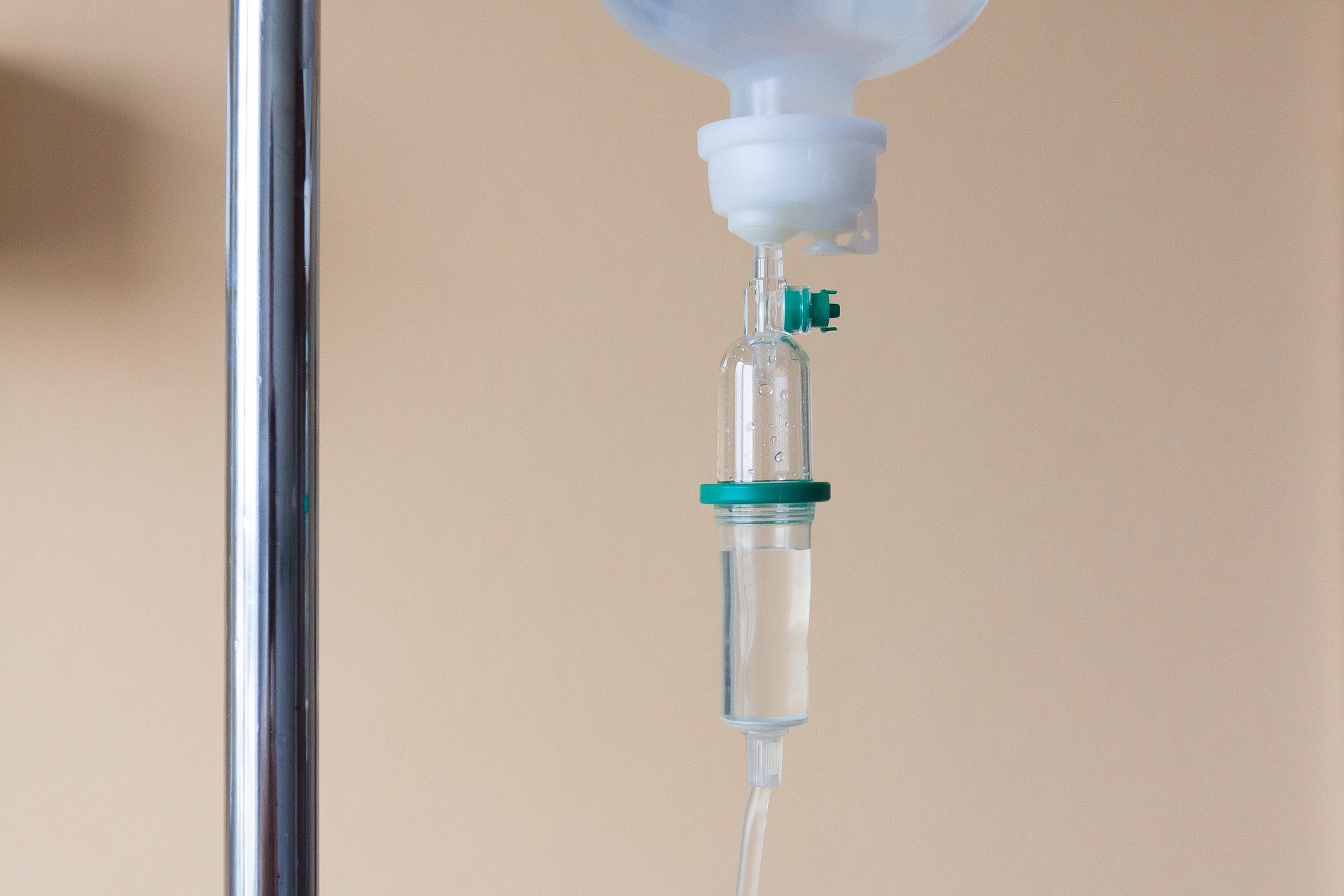 Das Bild zeigt einen Tropf am Infusionsständer